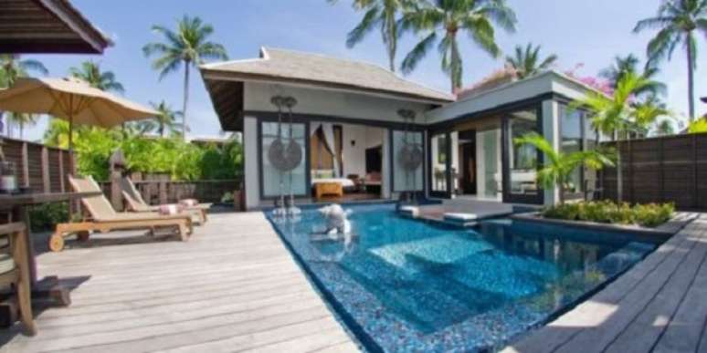 29. Ed&iacute;cula com piscina e decora&ccedil;&atilde;o com janelas de vidro &ndash; Foto Decorei