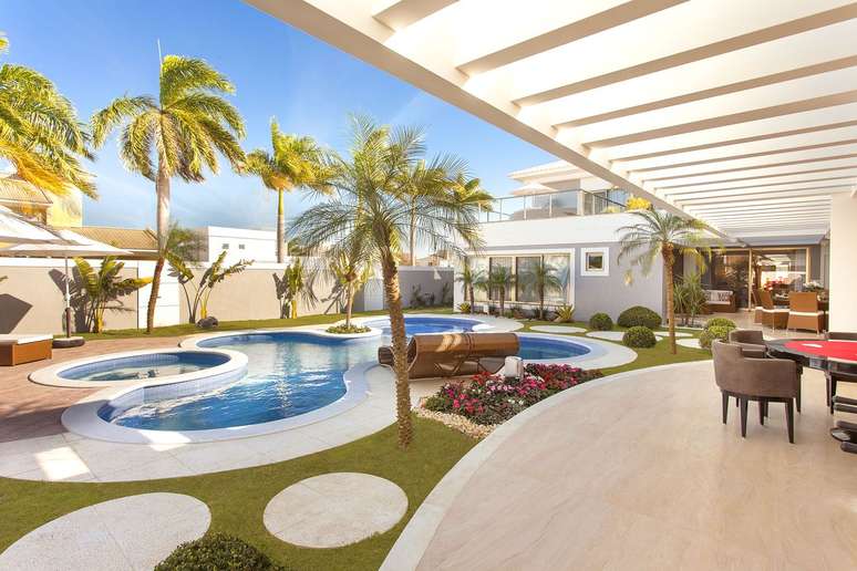 15. &Aacute;rea de lazer com piscina de cer&acirc;mica &ndash; Foto Iara Kilaris