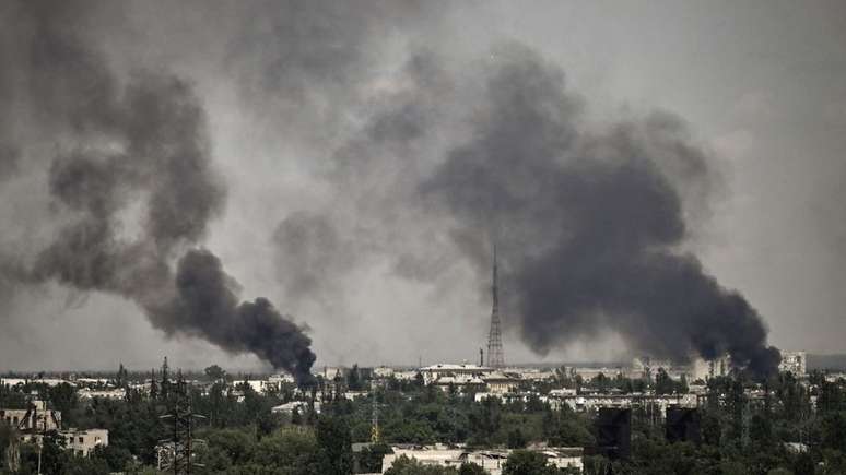 Fumaça sobre a cidade de Severodonetsk em foto de segunda-feira (30)