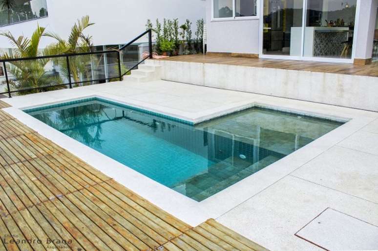 52. Piscina de cer&acirc;mica e deck de madeira &ndash; Foto Leandro Braga