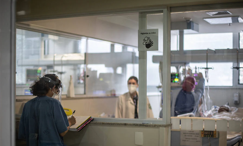 Paciente de covid-19 é tratado no Hospital Emilio Ribas, em São Paulo. Internações por coronavírus na capital aumentaram mais de 250% no último mês