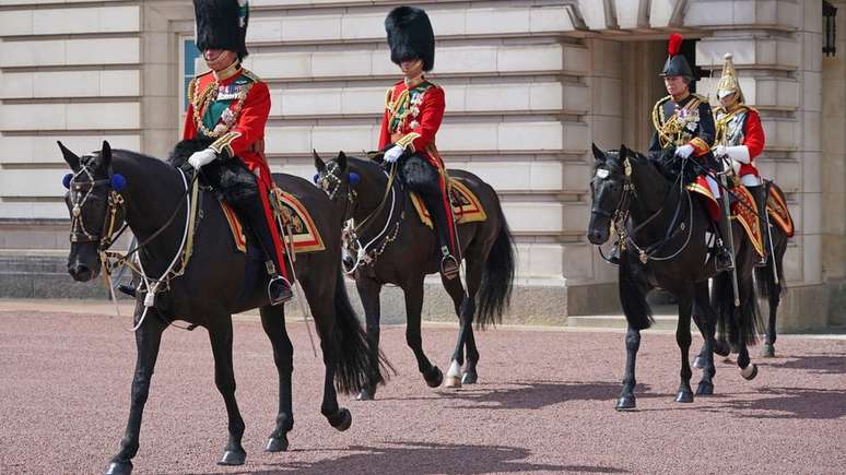 Charles, William e a princesa deixam o Palácio de Buckingham para a cerimônia Trooping the Color
