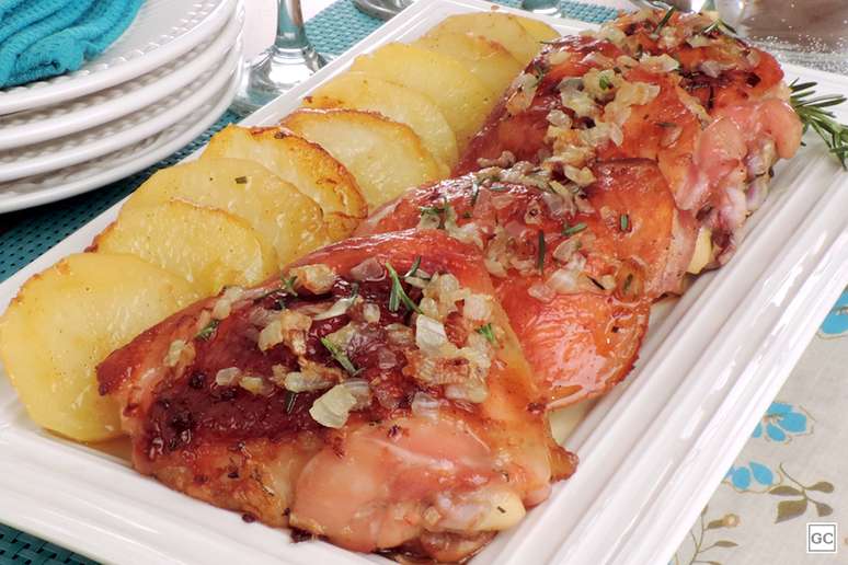 Sobrecoxa de frango assada com batata — Foto: Guia da Cozinha