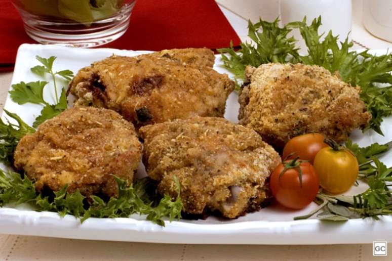 Sobrecoxa agridoce com mandioca frita — Foto: Guia da Cozinha
