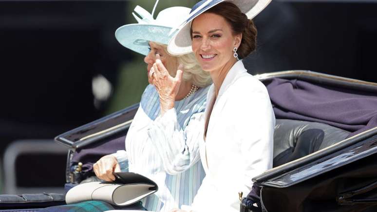 Camilla, Duquesa da Cornualha, e Catherine, Duquesa de Cambridge, andam de carruagem durante o desfile Trooping the Color