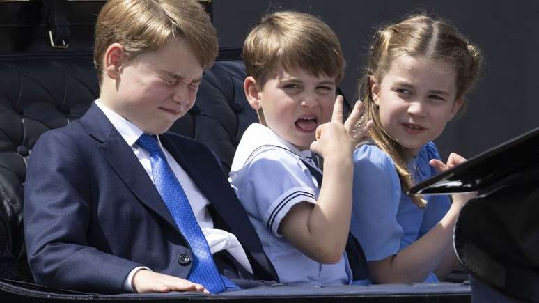 Príncipe George, príncipe Louis e princesa Charlotte no desfile de carruagens no Trooping the Color durante o Jubileu de Platina da Rainha Elizabeth 2º