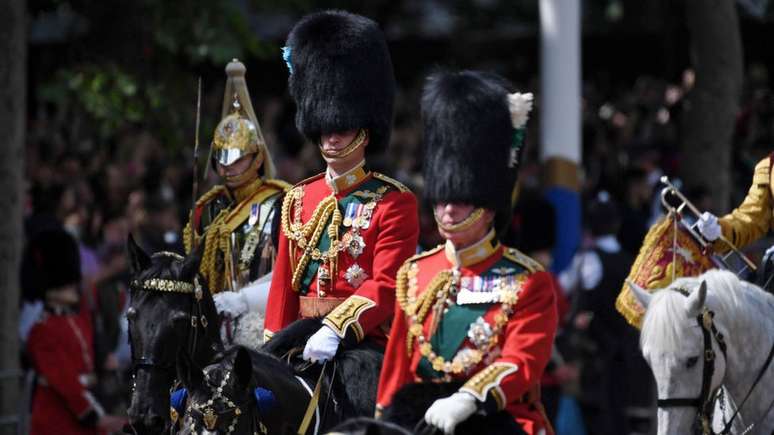 Príncipe William, duque de Cambridge e Príncipe Charles, príncipe de Gales andam a cavalo durante o desfile Trooping the Color