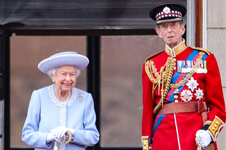 Rainha Elizabeth 2º e o príncipe Edward, Duque de Kent, na varanda do Palácio de Buckingham durante o desfile Trooping the Colour