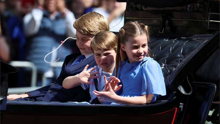 A princesa britânica Charlotte, o príncipe George e o príncipe Louis andam de carruagem durante o desfile Trooping the Colour