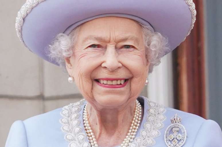 A rainha Elizabeth 2º na varanda do Palácio de Buckingham enquanto as tropas passam durante o desfile de aniversário de reinado dela, o Trooping the Colour