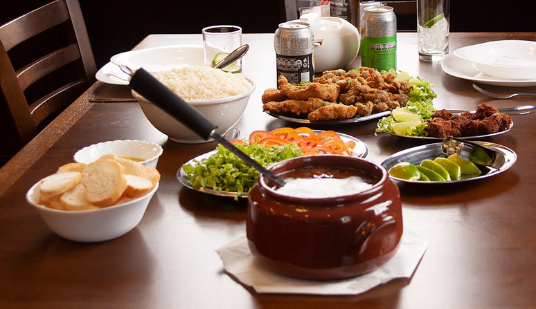 O Barreado é acompanhado por farinha de mandioca e banana, além de outras opções de comida, como arroz, salada e frutos do mar; no pacote de passeio da Serra Verde Express as bebidas devem ser pagas à parte.