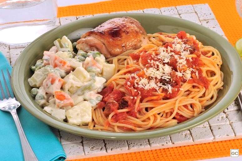 Macarronada com maionese colorida e sobrecoxa de frango — Foto: Guia da Cozinha