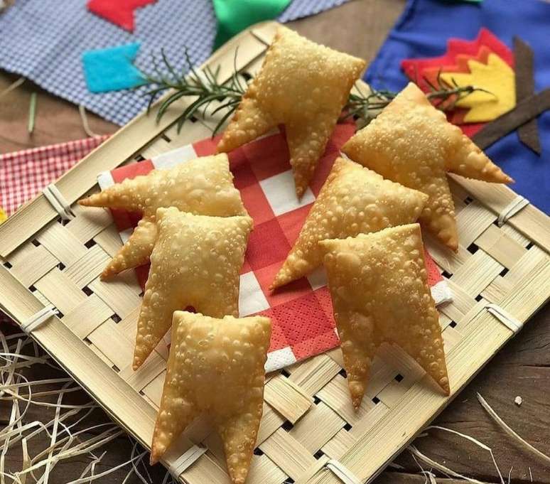 Pastéis em formato de bandeirinhas são uma decoração bem criativa -