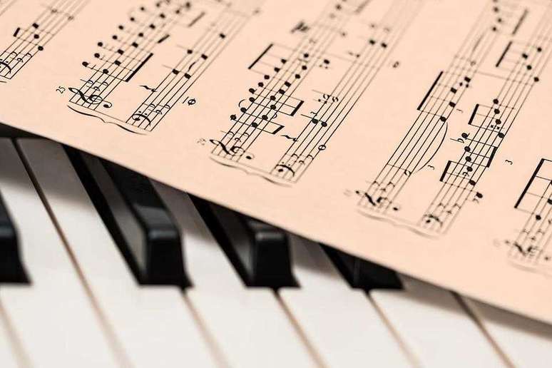 Saber ler e escrever música é fundamental para se dar bem tocando e compondo (Foto/Pixabay)