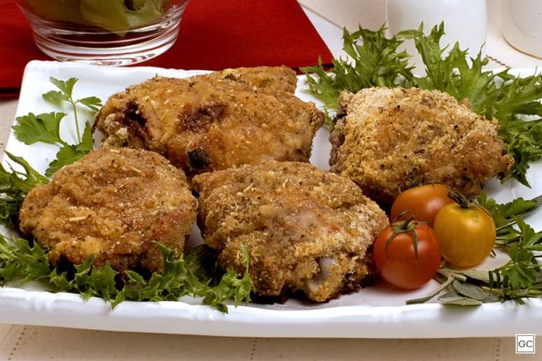Sobrecoxa de frango crocante — Foto: Guia da Cozinha