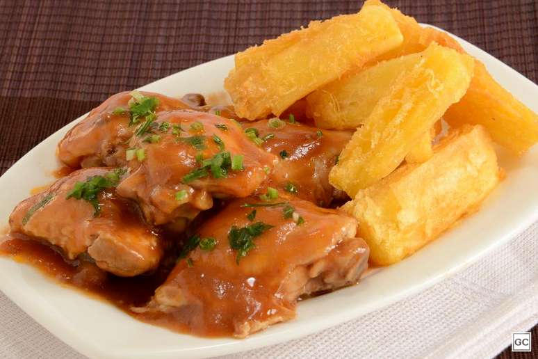 Sobrecoxa agridoce com mandioca frita — Foto: Guia da Cozinha