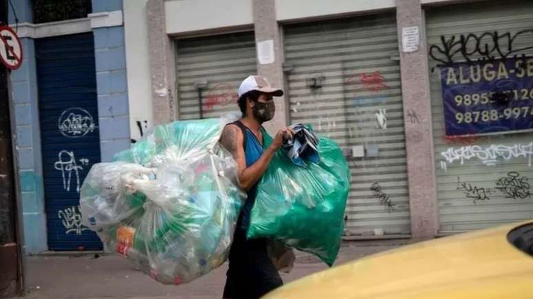 Segundo a última divulgação do IBGE, de 31 de maio, a taxa de desemprego caiu para 10,5% no trimestre encerrado em abril, para o menor nível desde 2016