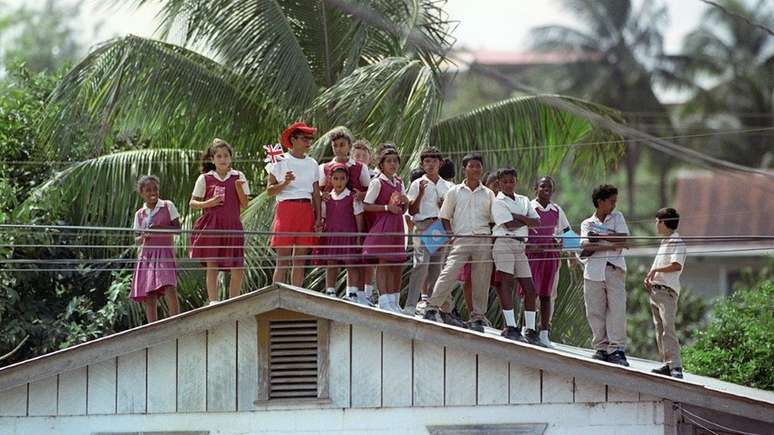 As pessoas subiram em &aacute;rvores e edif&iacute;cios para ver a rainha quando ela visitou Belize pela &uacute;ltima vez em 1994
