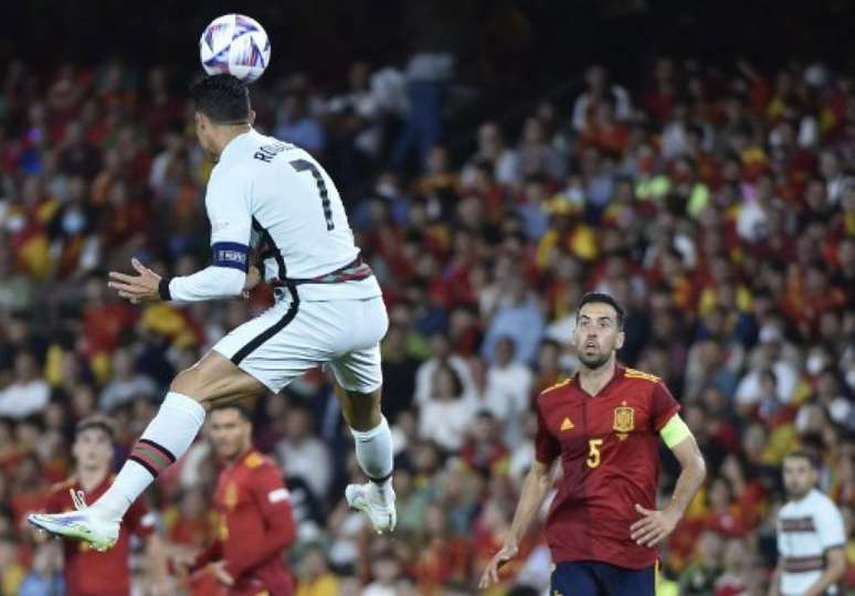 Cristiano Ronaldo começou no banco de reservas no duelo entre Portugal e Espanha nesta quinta-feira (Foto: CRISTINA QUICLER / AFP)