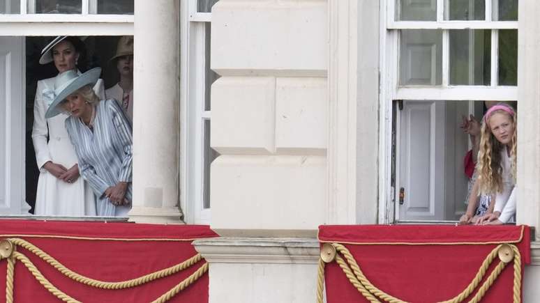 A duquesa de Cambridge, a duquesa da Cornualha e Savannah Phillips assistem à cerimônia Trooping the Color, no Horse Guards Parade, no centro de Londres