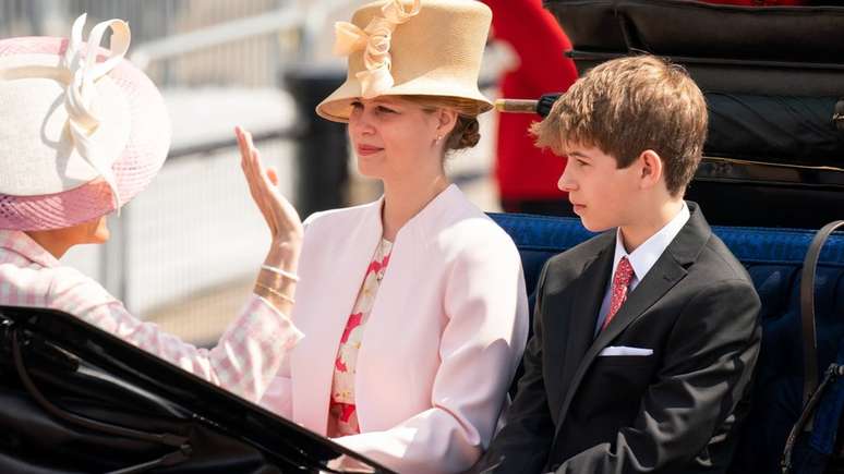 Visconde Severn e Lady Louise Windsor andam de carruagem enquanto a Procissão Real deixa o palácio de Buckingham durante a cerimônia Trooping the Colour