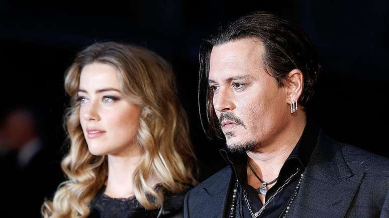 Amber Heard e Johnny Depp durante um evento em 2015