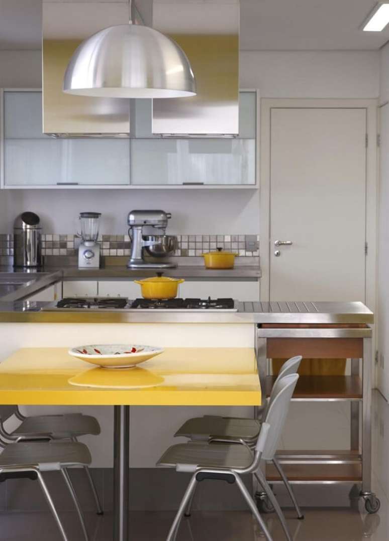 42. Cozinha clean com bancada cinza e móveis amarelos – Foto Marta Calasans