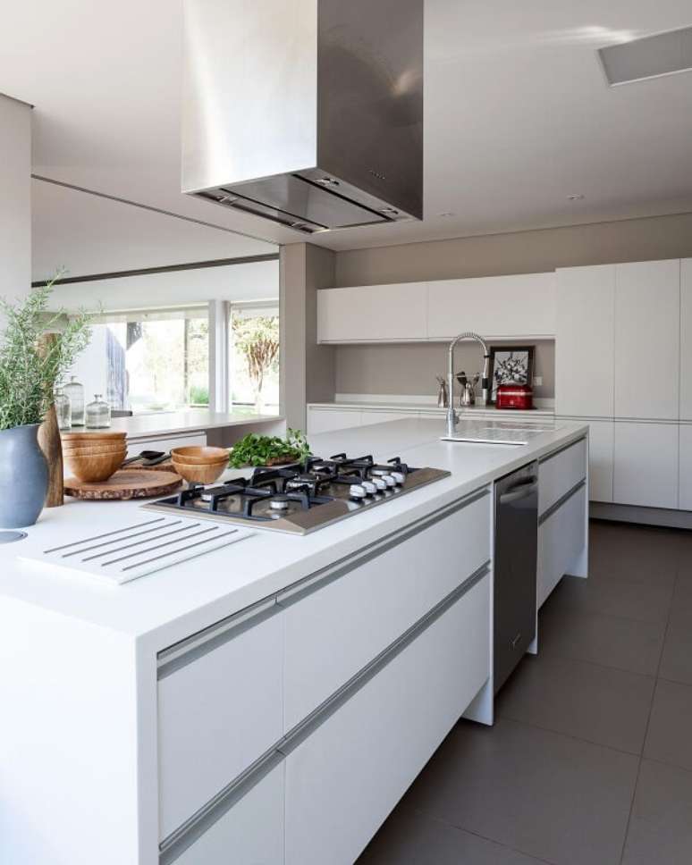 3. Armário de cozinha planejada clean branca – Foto Consuelo Jorge