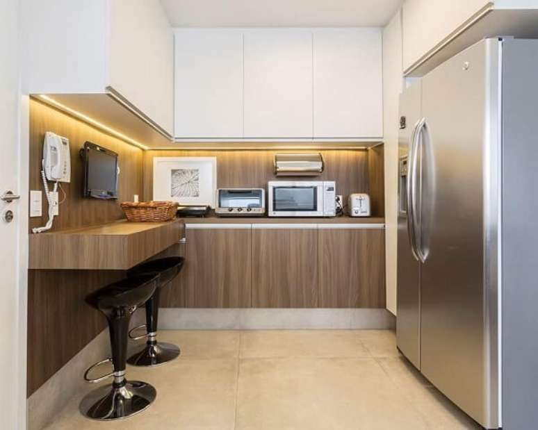 36. Cozinha clean branca e de madeira – Foto BMG Arquitetura