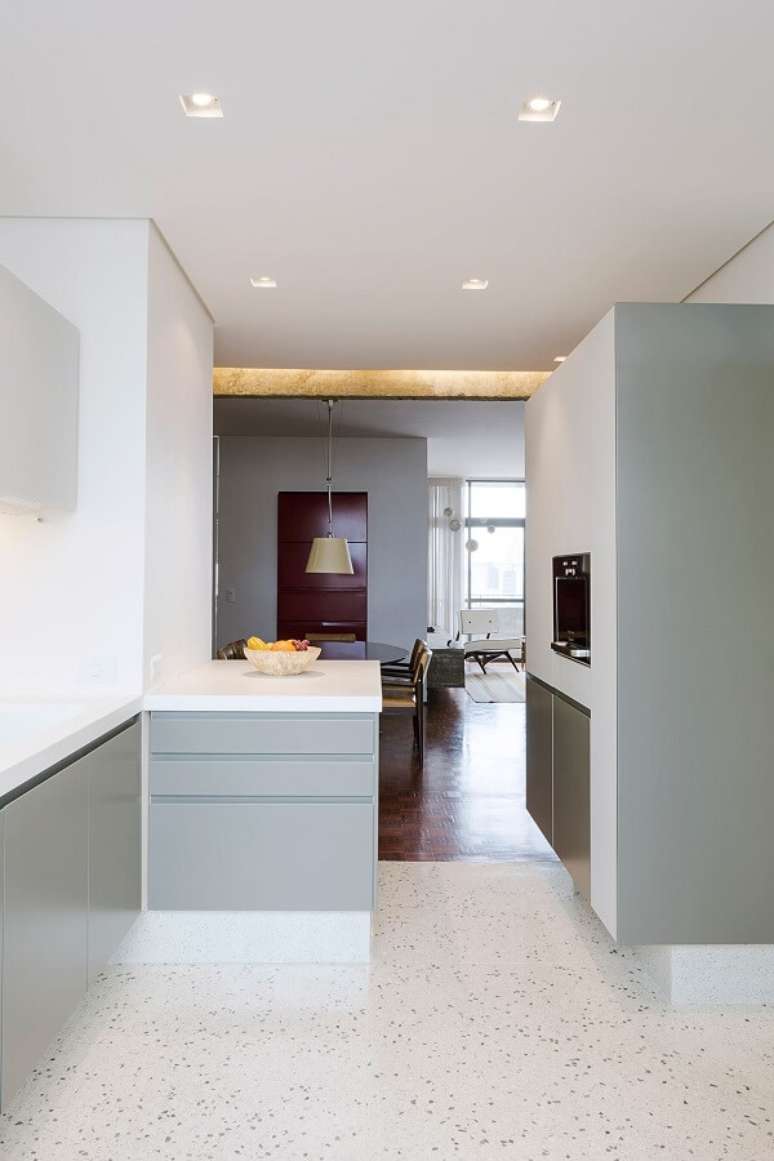 45. Cozinha clean com armários cinza claro – Foto AM Studio Arquitetura
