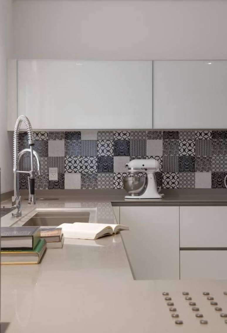 41. Cozinha clean com bancada cinza – Foto Messa Penna Arquitetura e Interiores