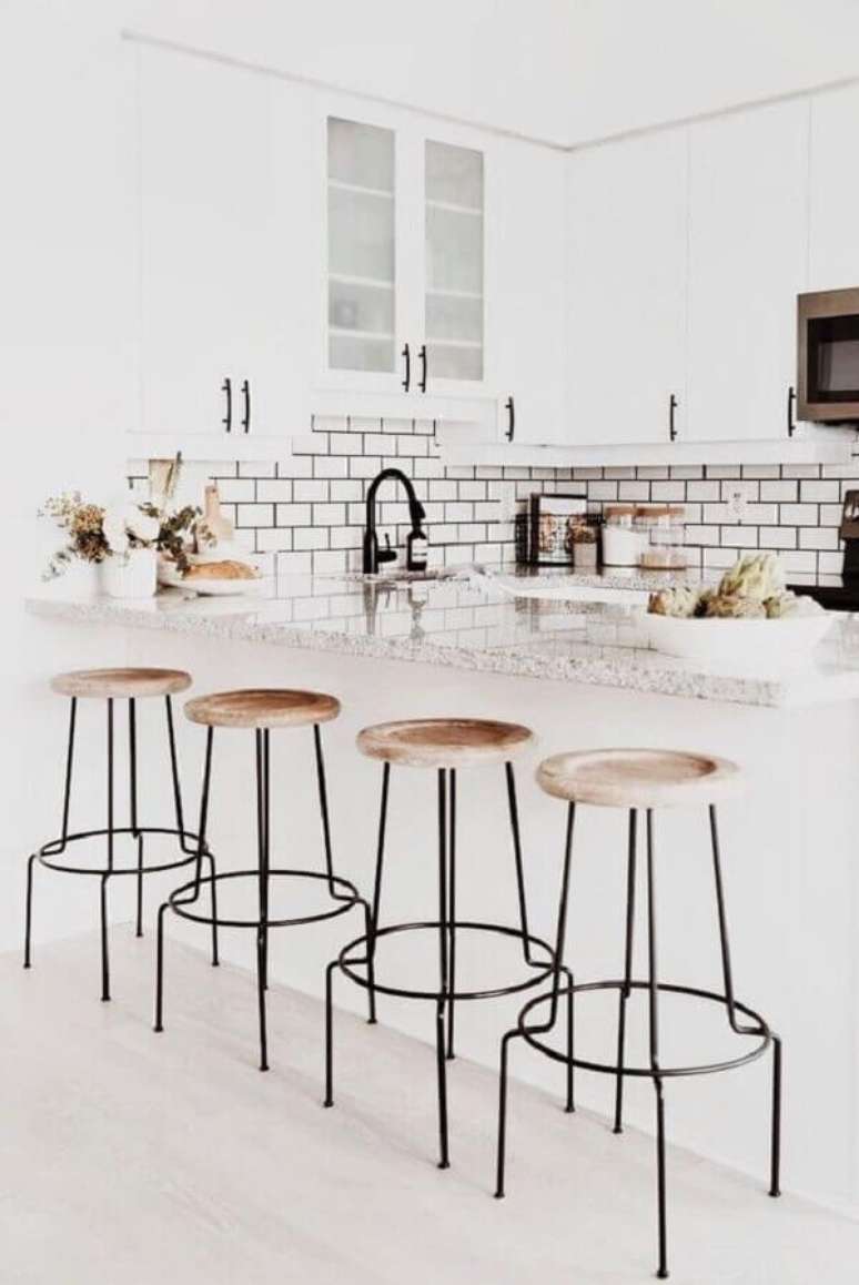 47. Cozinha clean com banqueta de ferro e bancada de granito claro &ndash; Foto Ricarda Souveraen