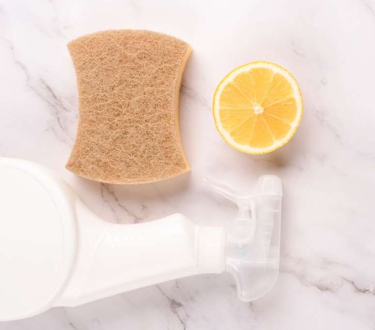 O suco de limão pode ser usado também para limpar os azulejos - Shutterstock