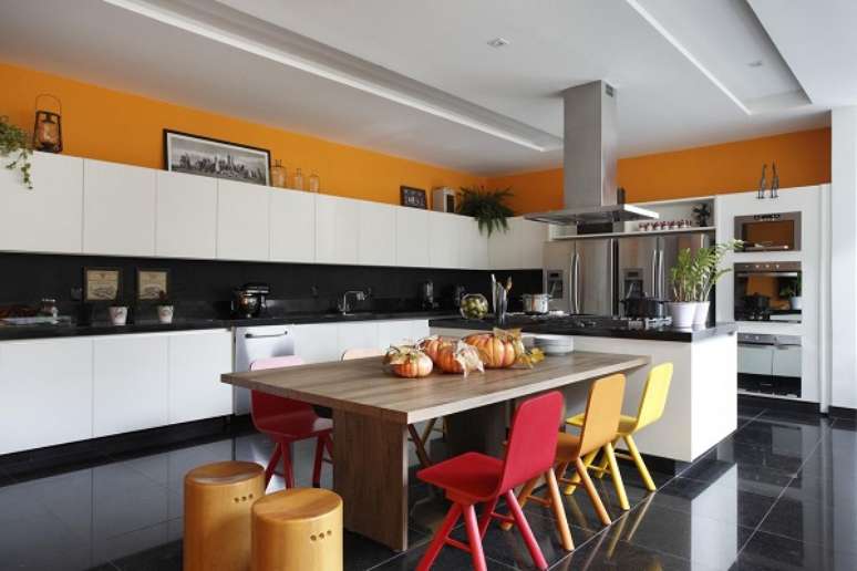 64. Cozinha clean e grande com mesa de madeira – Foto Ornare