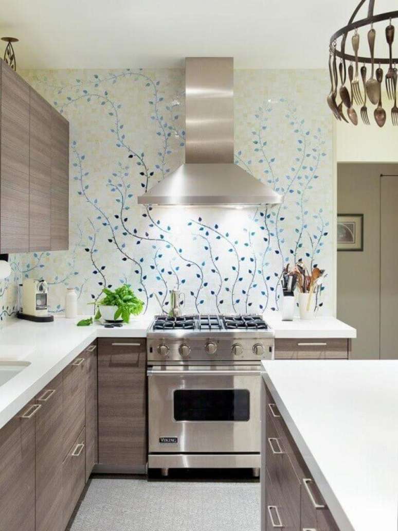11. Decoração de cozinha clean com papel de parede floral delicado – Foto Caroline Beaupere