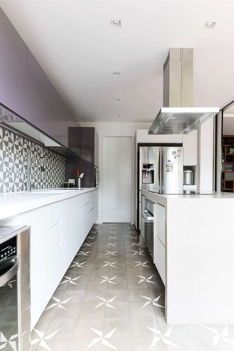 46. Cozinha clean com armário suspenso lilás e armário branco – Foto AM Studio Arquitetura