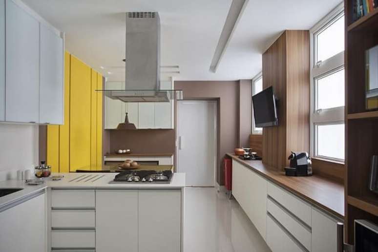 35. Cozinha clean branca e amarela – Foto Da Hora