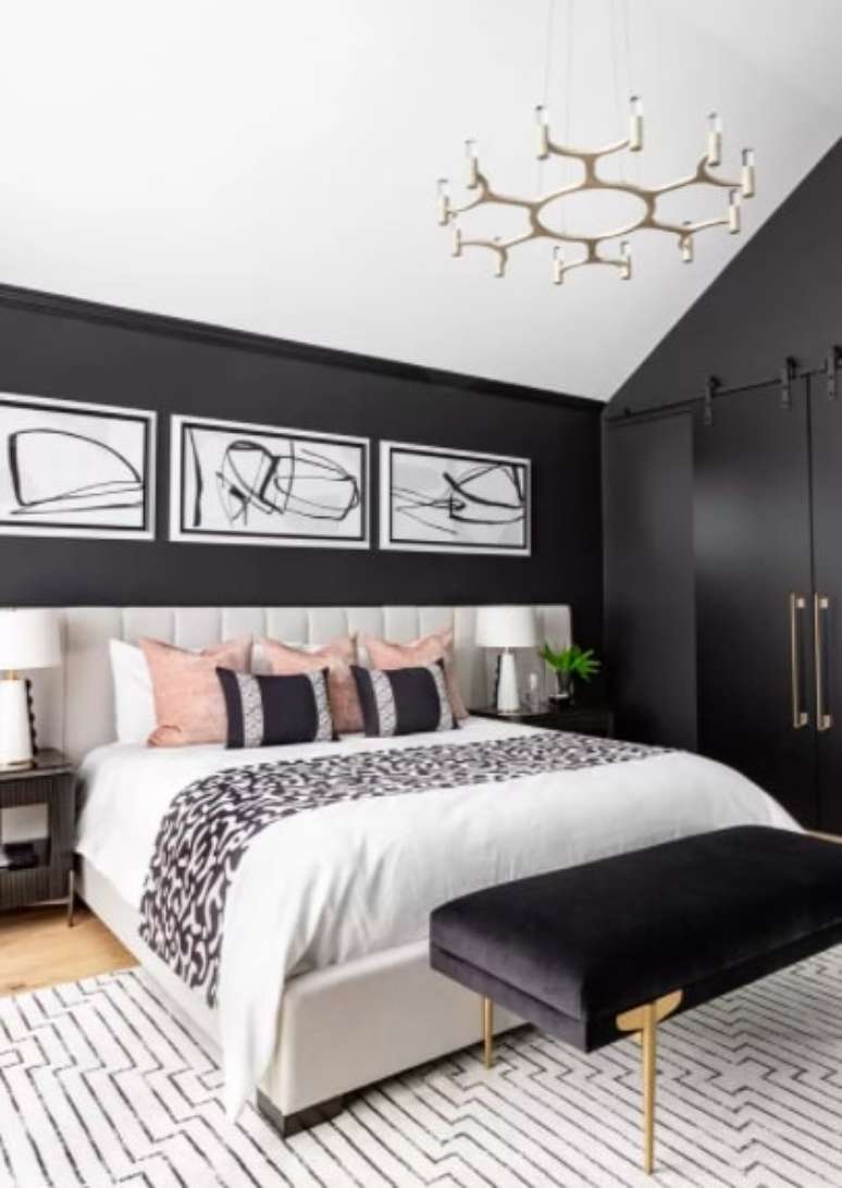 Os moradores tendem a se esquivar das cores escuras nas paredes com medo de que isso fa&ccedil;a com que o c&ocirc;modo pare&ccedil;a menor. Este quarto &eacute; a prova de que as paredes pretas elevam a apar&ecirc;ncia do espa&ccedil;o e n&atilde;o o encolhem nem um pouco