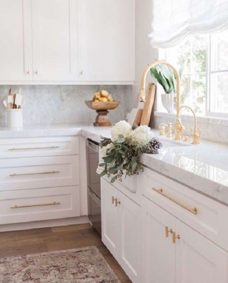 13. Enfeites para cozinha clean branca e dourada – Foto Architecture Art Designs