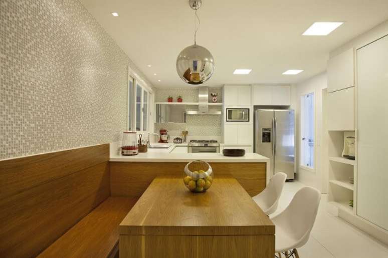 52. Cozinha clean com canto alem&atilde;o de madeira planejado &ndash; Foto Lamego Mancini Arquitetura