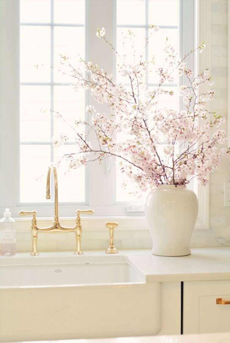 63. Cozinha clean com vaso de flor de cerejeira na bancada – Foto Casa Tres Chic