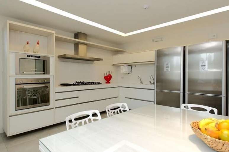 53. Cozinha clean com cooktop e armários modernos – Foto Rodrigo Fonseca