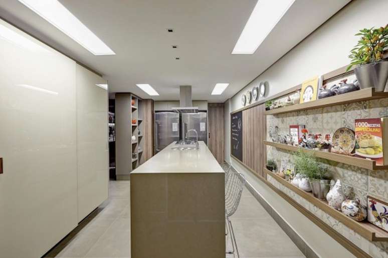62. Cozinha clean com prateleira e arm&aacute;rios de correr &ndash; Foto Ornare