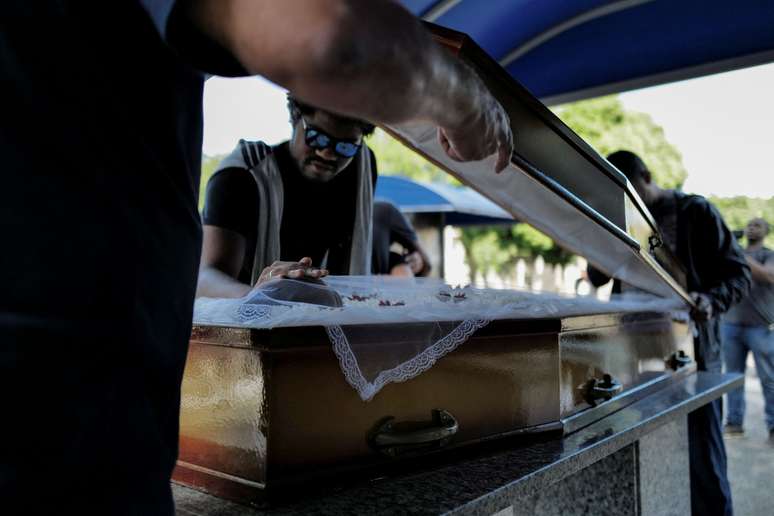 Família no enterro de Gabrielle Ferreira da Cunha, morta por uma bala perdida no Rio durante a 2.ª operação policial mais letal na história do Estado