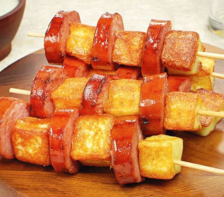 Espetinho de linguiça e queijo coalho (Reprodução / Guia da Cozinha)