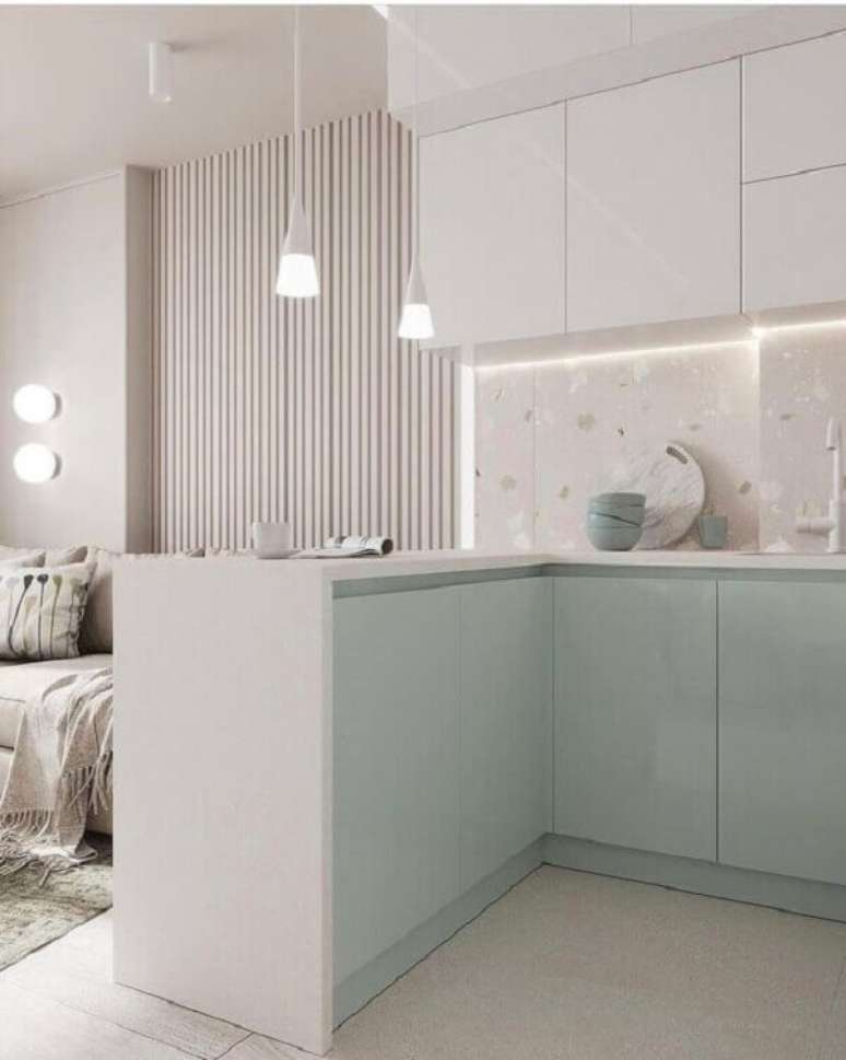 16. Pedra para balcão de cozinha clean branca com iluminação de pendentes e armário verde água – Foto Home Styling Ltda