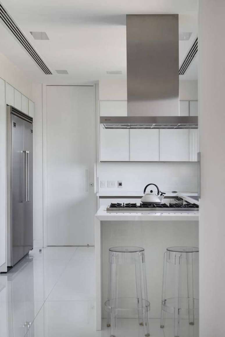33. Cozinha clean branca com banquetas transparentes – Foto Ornare