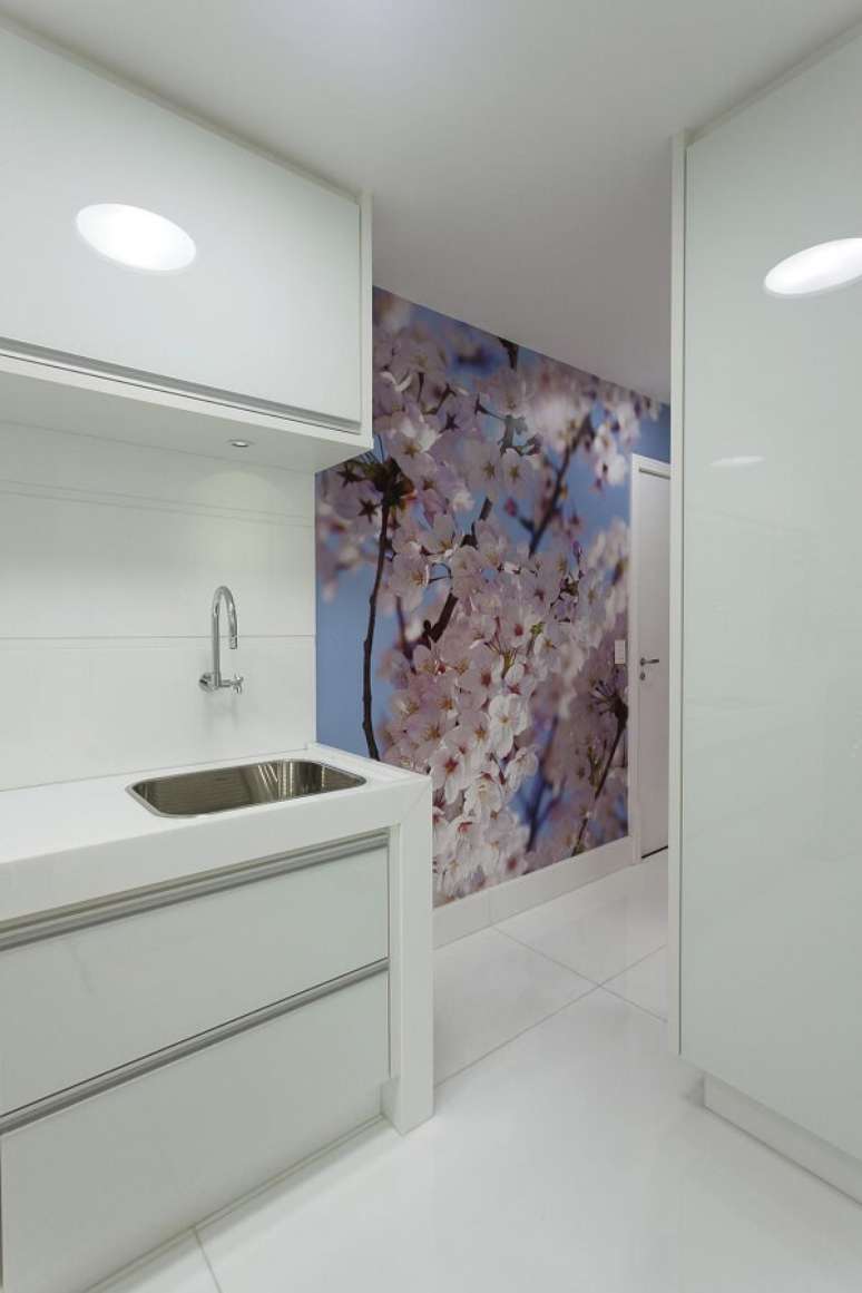 60. Cozinha clean com papel de parede de flor de cerejeira – Foto Iara Kilaris
