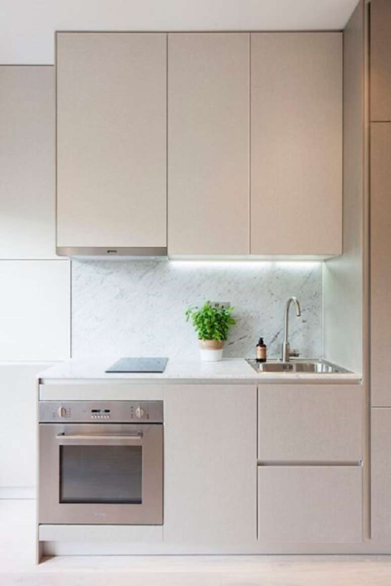 58. Cozinha clean com m&oacute;veis bege claro &ndash; Foto Lusso Architects