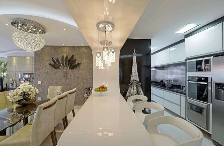 44. Cozinha clean com balcão branco – Foto Iara Kilaris